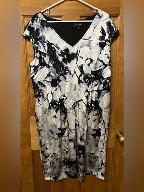 St. John Abstract Black And White Sheath Dress 95% Silk Women’s Size 14